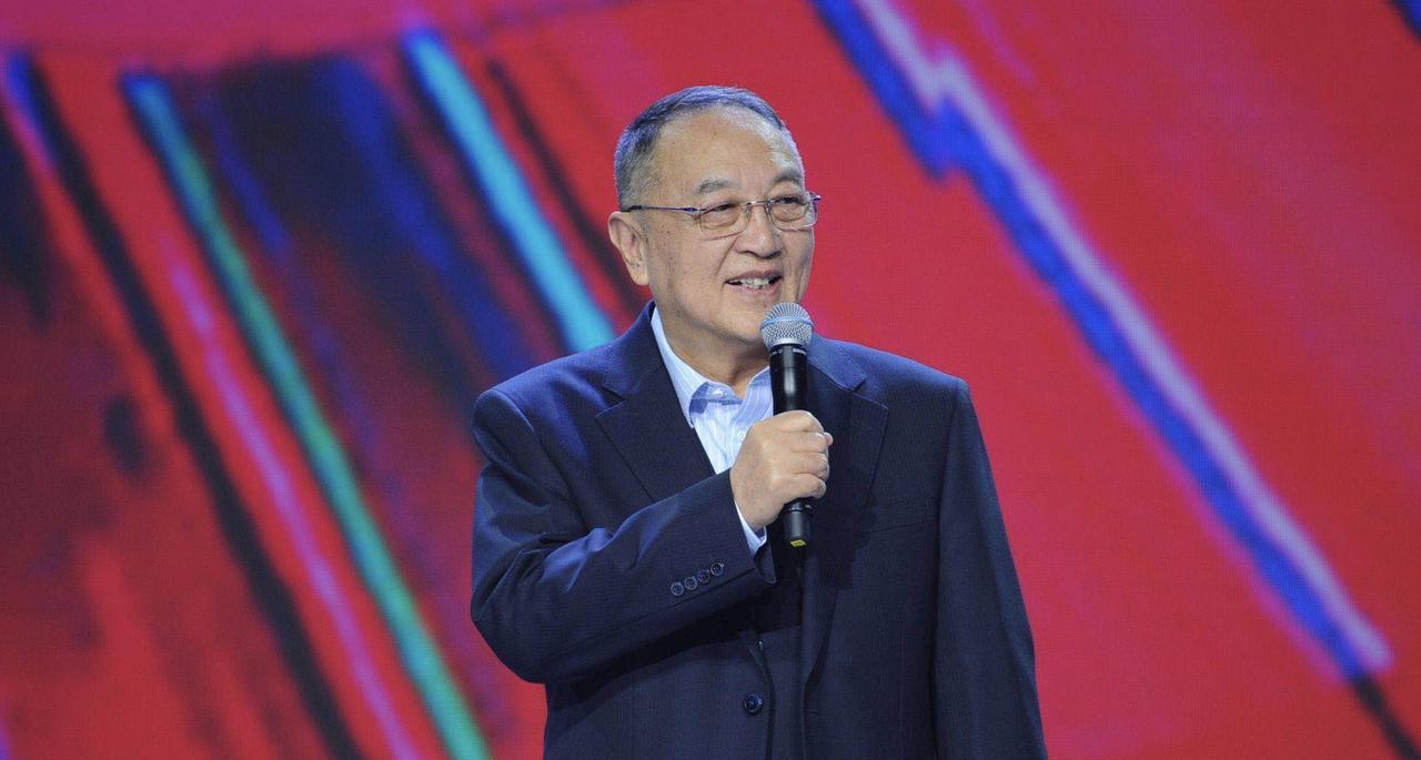 杨元庆逐渐淡出公众视野这两年，联想营收大涨、利润大增、股价翻番。2024年全球P