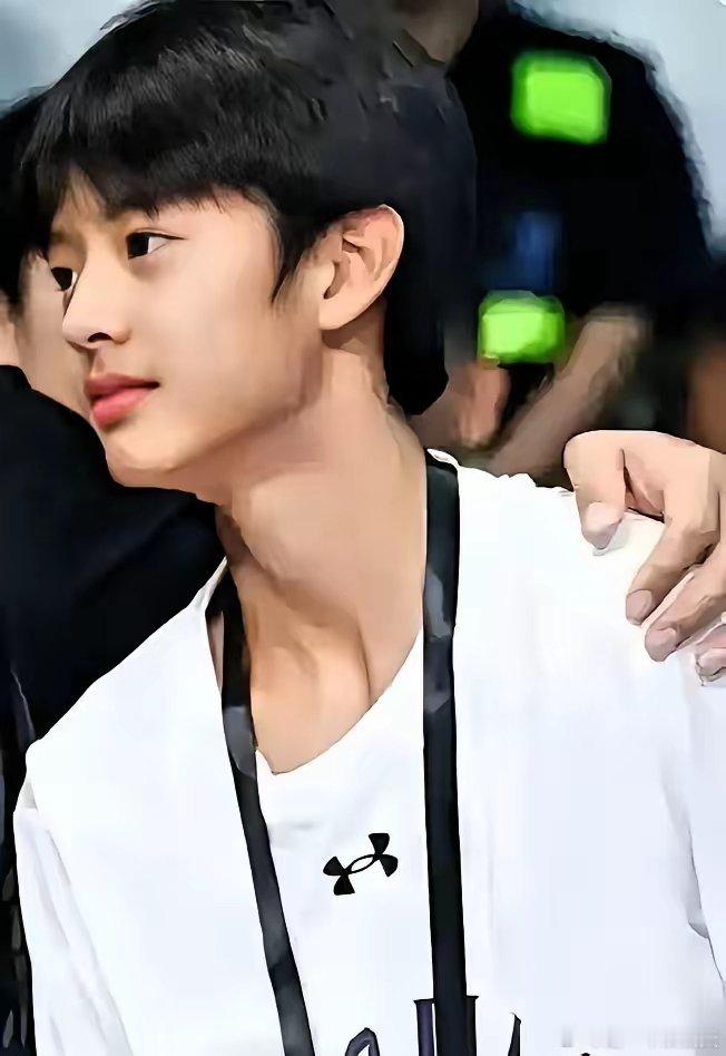 都别羡慕邓超孙俪了，他儿子等等的路，你家孩子真走不了。14岁身高快1米85，坚持