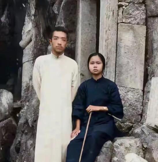1923年9月，胡适带着已经同居的表妹曹诚英在杭州烟霞洞游玩时，留下的一