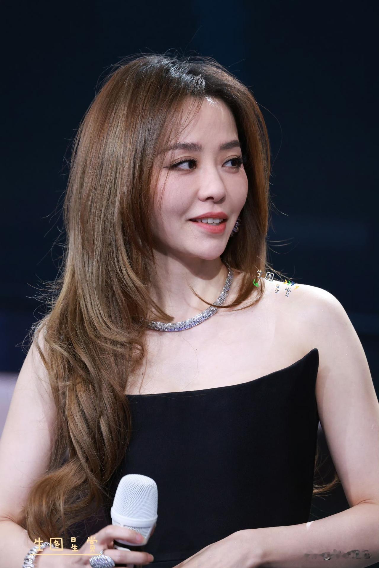 张靓颖广州车展站台生图魅力无法挡的张珍女士