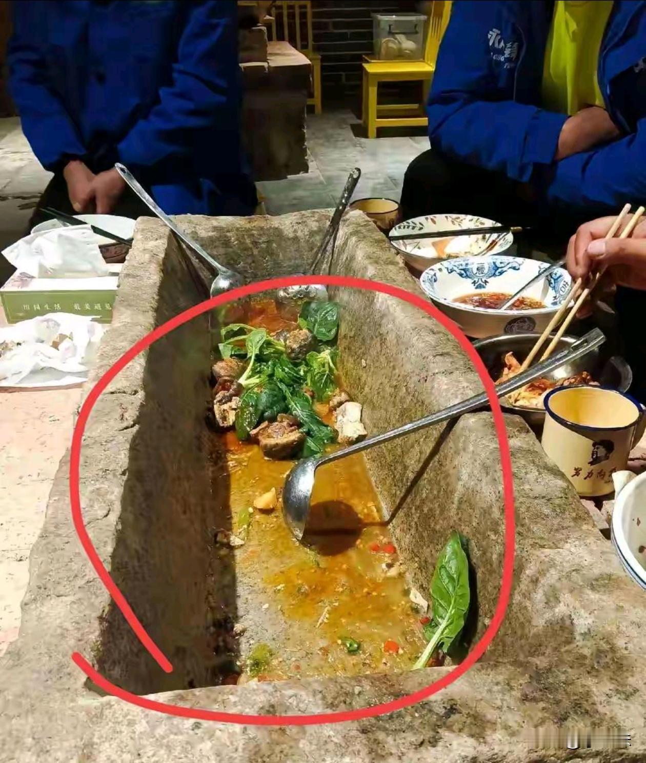 现在的农家乐就喜欢拿这种猪槽拿来坑城巴佬[捂脸哭]