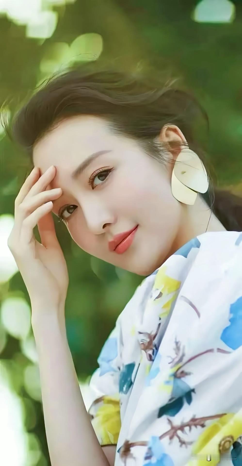 王欧美丽漂亮，端正大方。王欧王欧