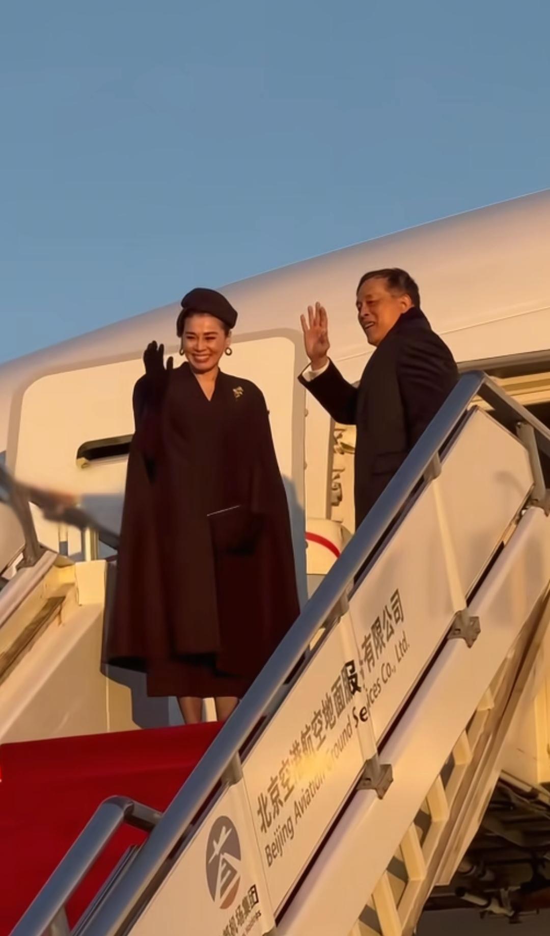 11月17日，苏提达乘坐专机回泰国了，她临走前的这身打扮是游览故宫时穿的一身造型