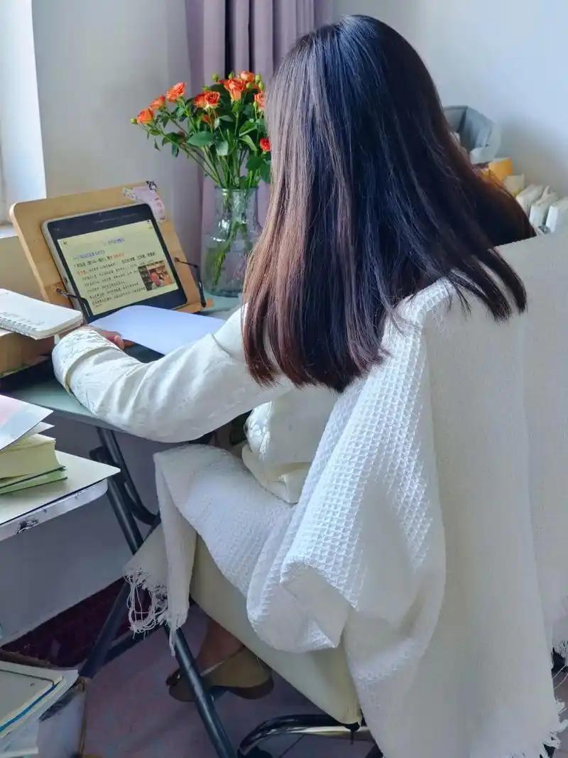 一位高校辅导员说过一段难听却无比通透的大实话：“有些女大学生真的太糊涂。每天都有
