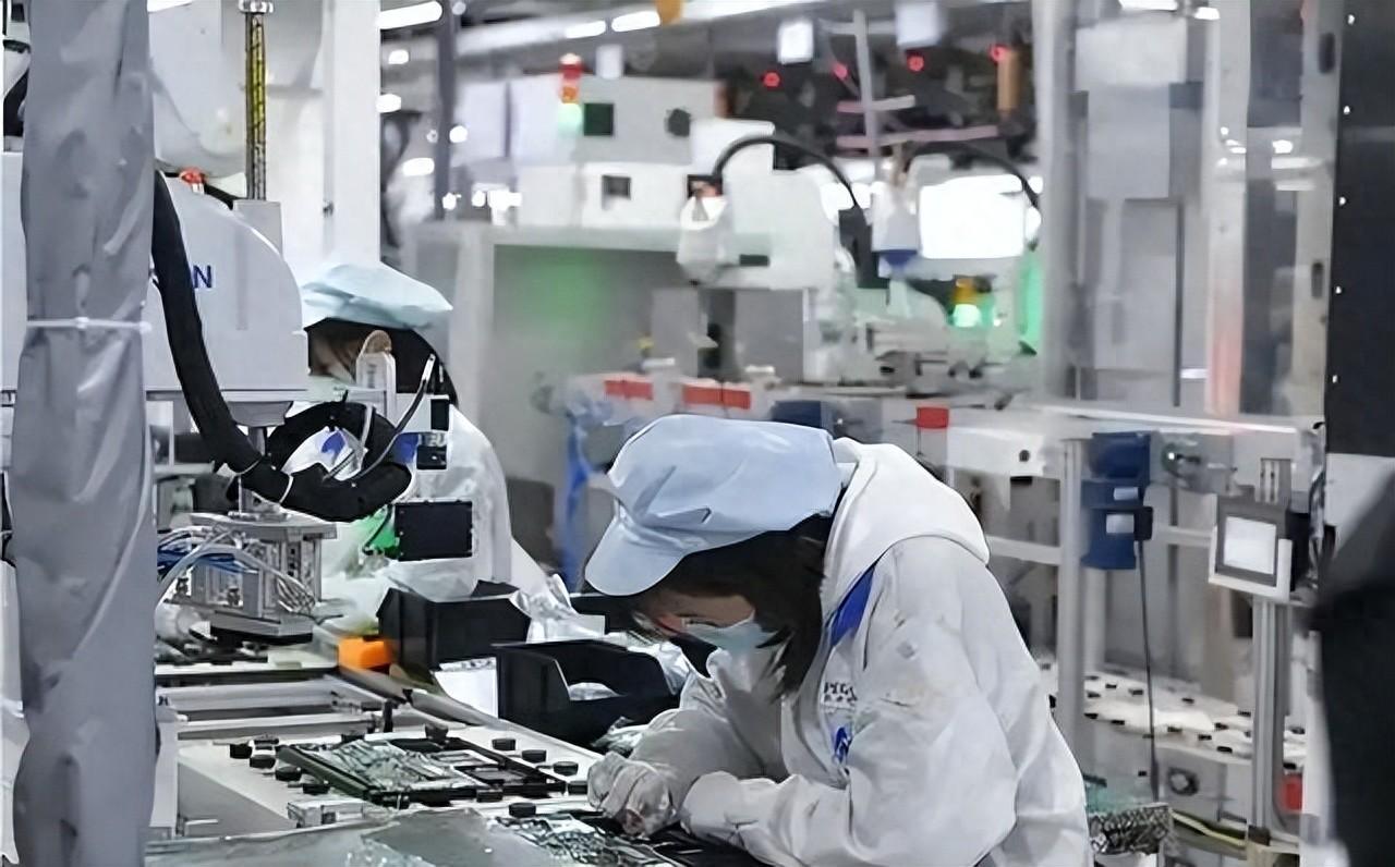 西方不明白：“全世界那么多国家，为何只有中国能成世界工厂？”西方总爱把中国的