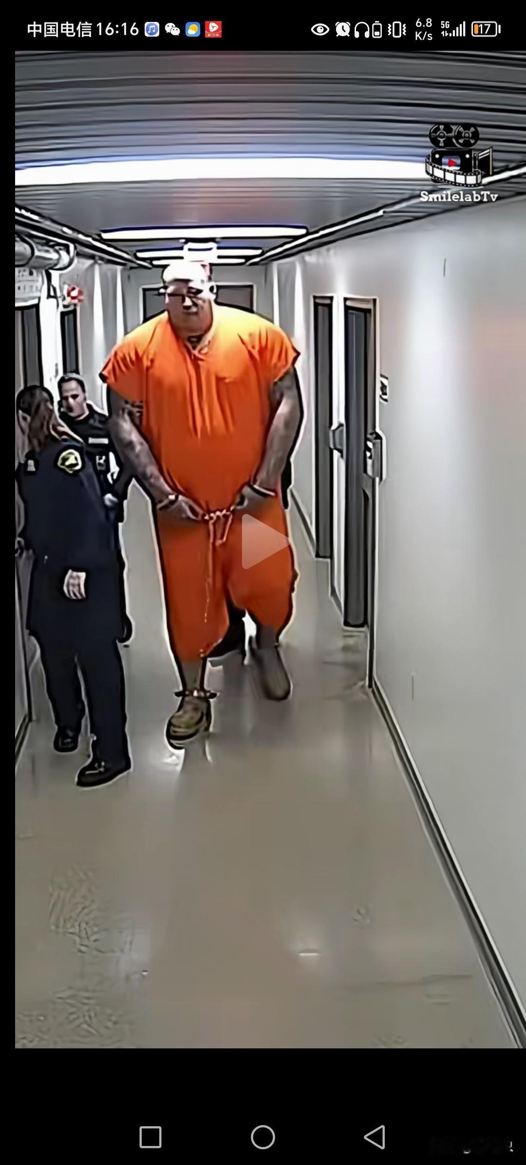 抓到一个大力士，这么壮的男人被抓了。真替这个警察担心，万一双手拱开铁链怎么办。