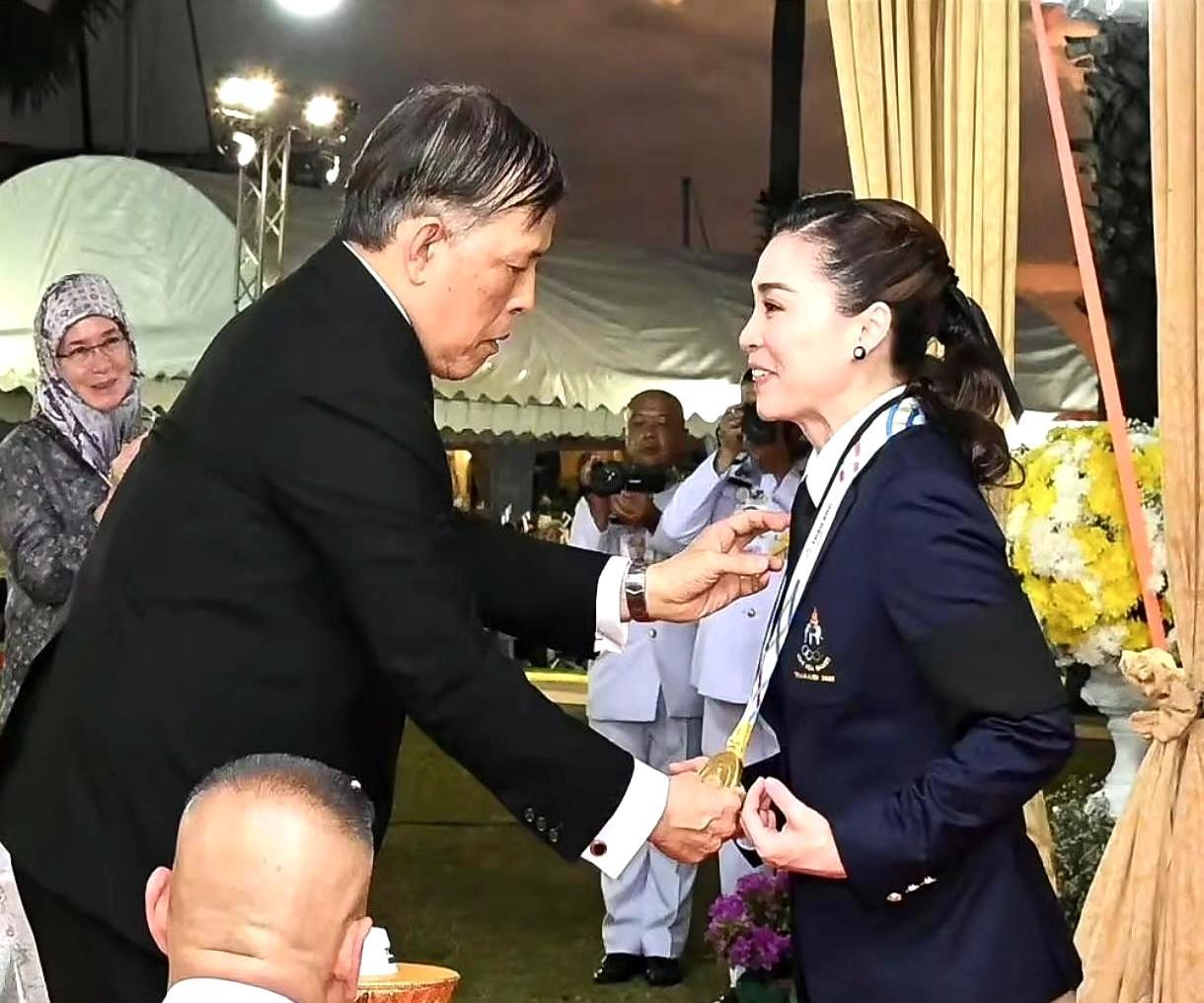 48岁王后，刚跑完半马就去开飞机她拿帆船金牌那天，国王在岸边鼓掌。帕罗机场