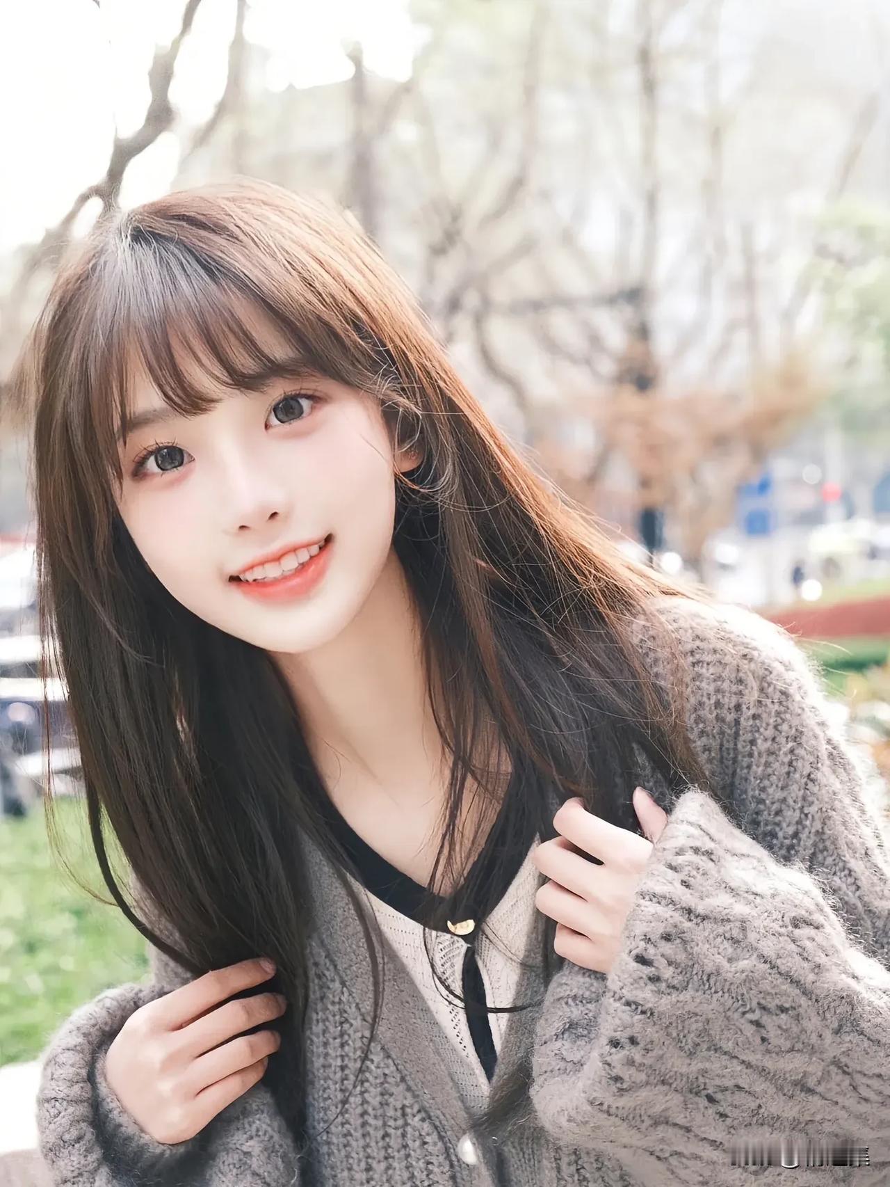 春风拂面笑，花影映人娇。