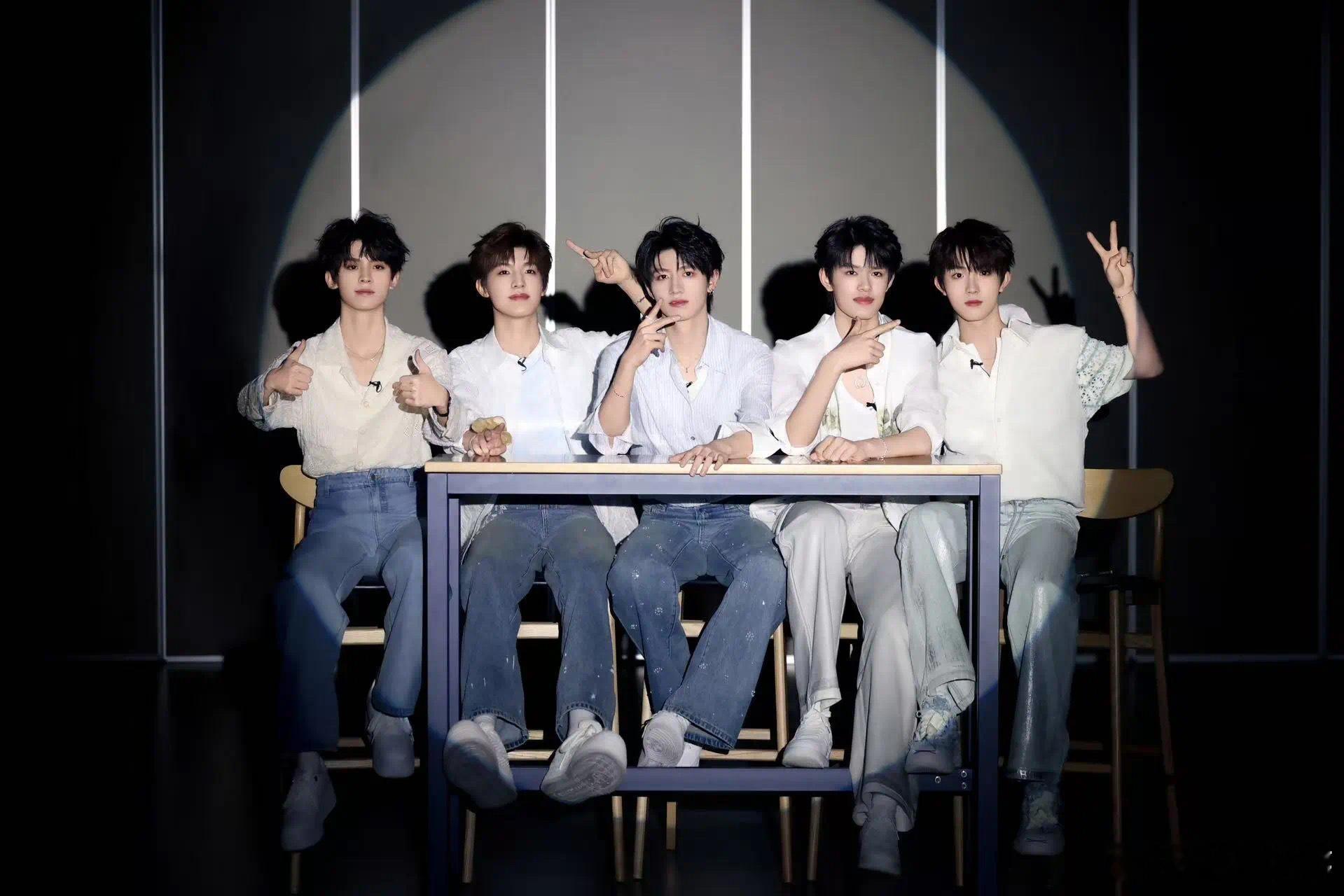 经典比耶，中间这个小宝宝太萌了😻​​​