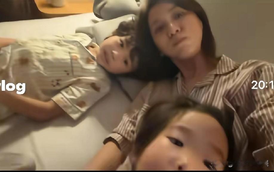 演员陈意涵晒一双儿女，两个孩子都很可爱，长的也好看，儿子像她，女儿虽说像爸爸，但