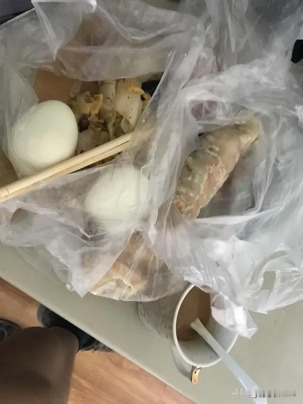 我不会笑话那些吃完饭打包的人。前几天参加“高端局”，饭局结束剩了很多菜，一位女士