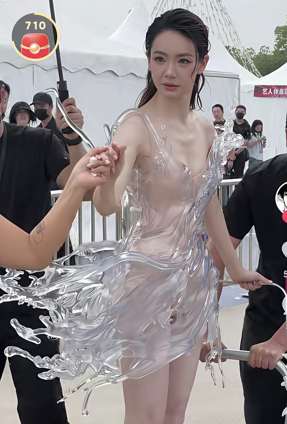 16公斤透明裙被人推上红毯，这不就是穿着走的裸奔吗我说句难听的。那条裙子，3D打印水花裙，全身透明，