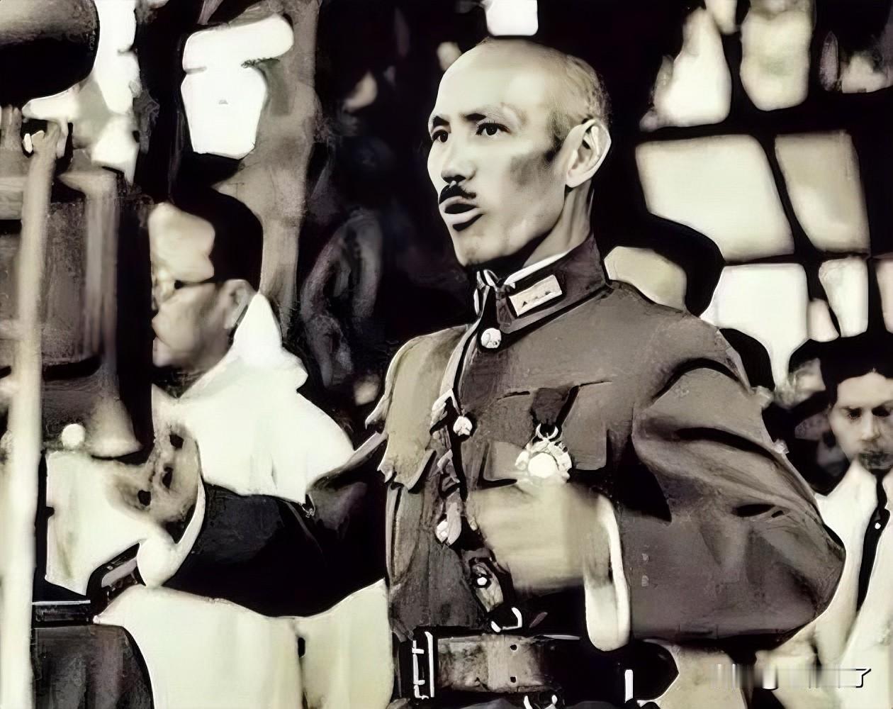 1926年，蒋介石麾下号称10万、实则约5～6万人的北伐军，从珠江一路