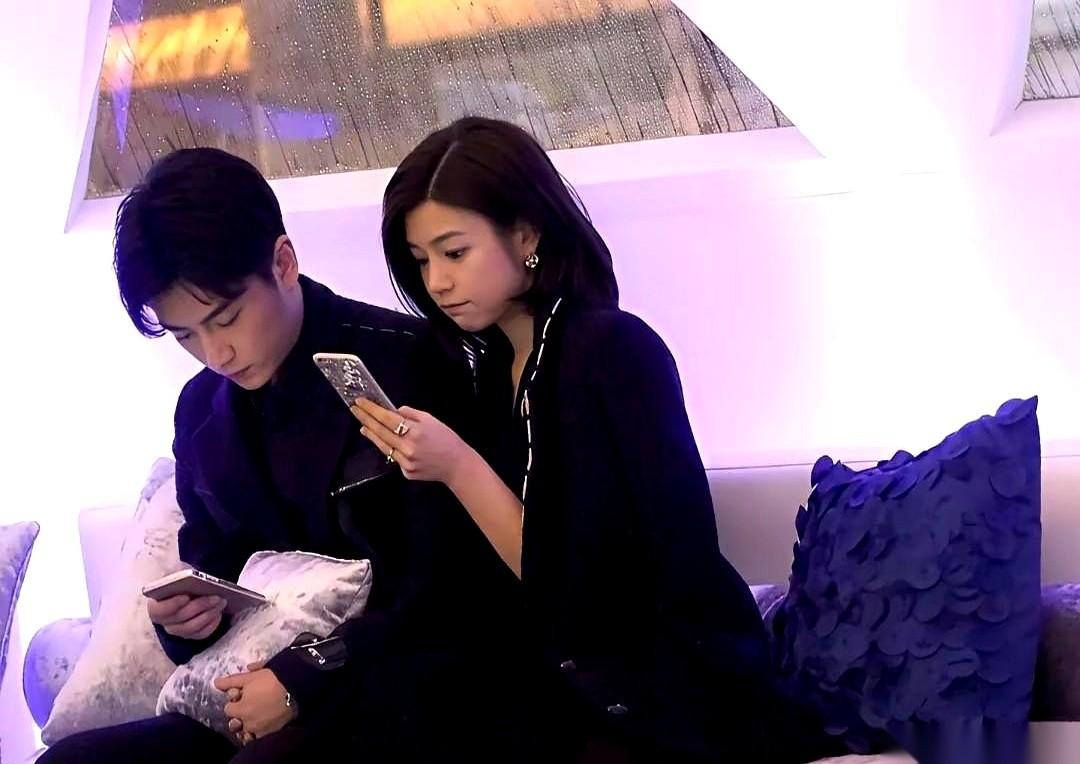 去年全网还在传陈晓和陈妍希婚变，说俩人貌合神离，连眼神都不在一个频道。结果转头