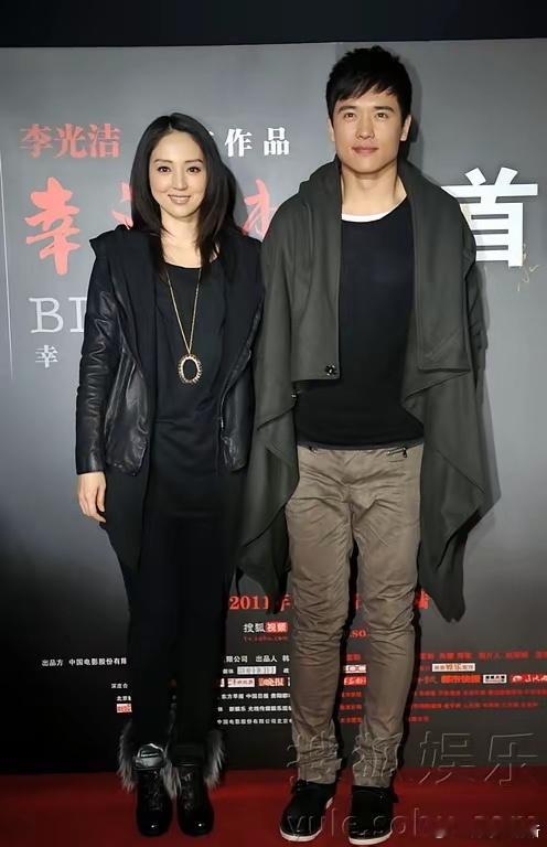 董璇和霍思燕相差一岁，但当年合影的她们霍思燕看起来更年轻有活力。女人幸不幸福真的