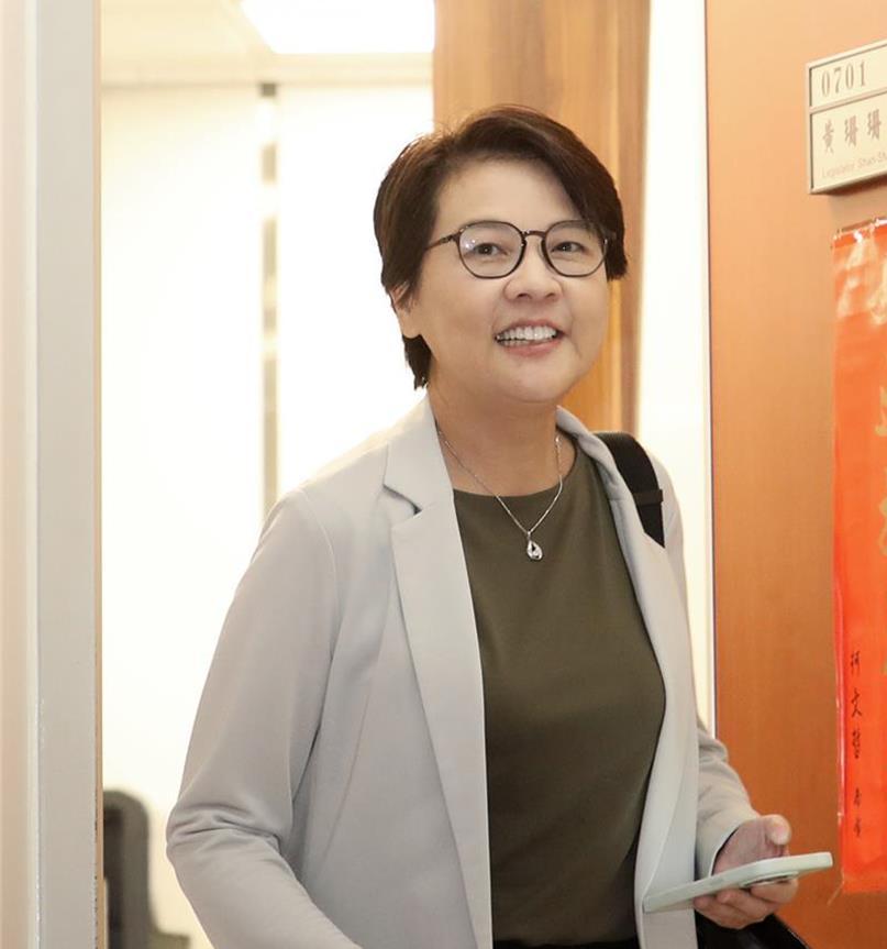 民众党前“立委”黄珊珊今天喊话，蒋万安和沈伯洋真正该想的，不是四年前的黄珊珊34