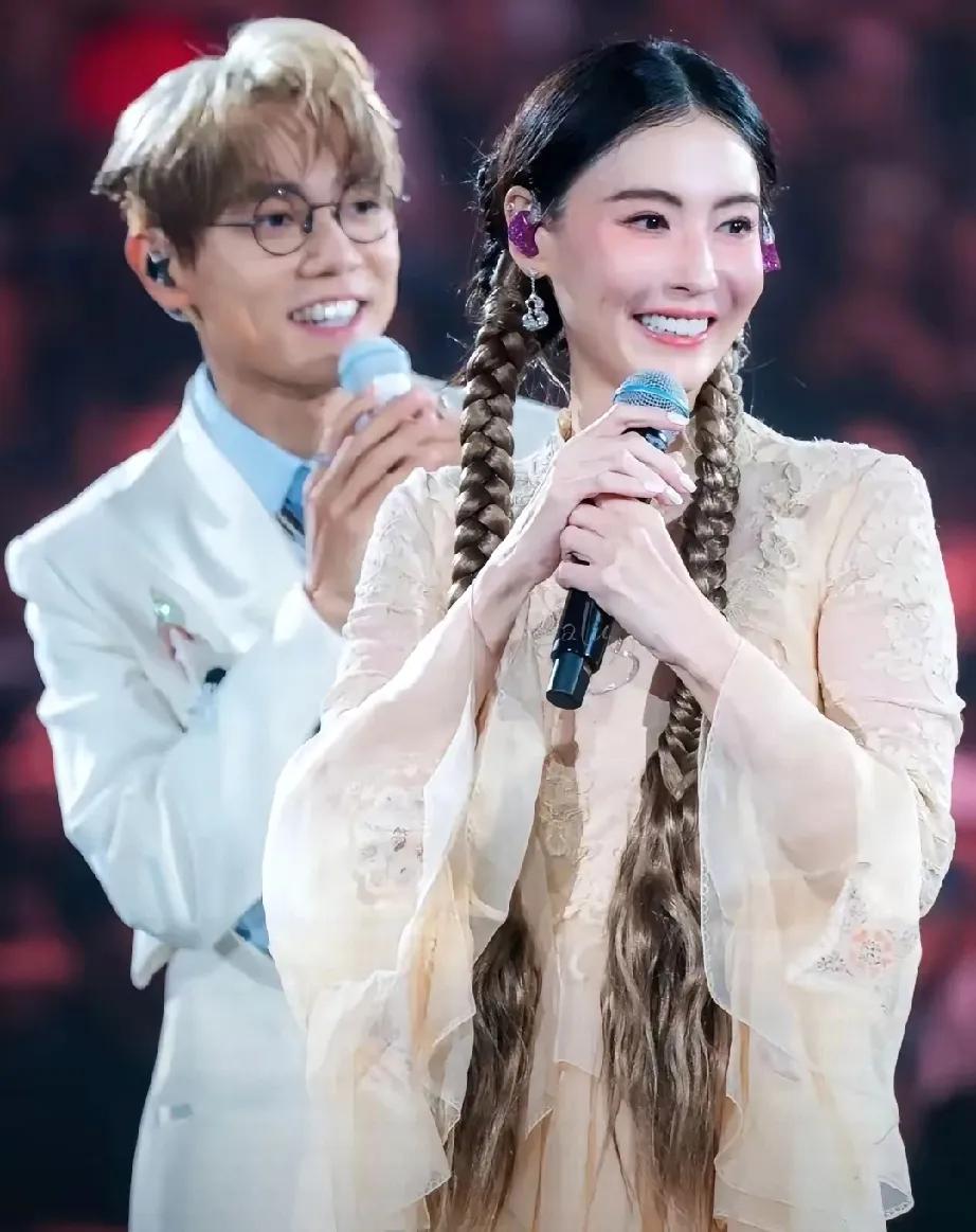 香港演唱会又爆神级场面！张柏芝惊现林家谦舞台，直接掀起全场高潮！