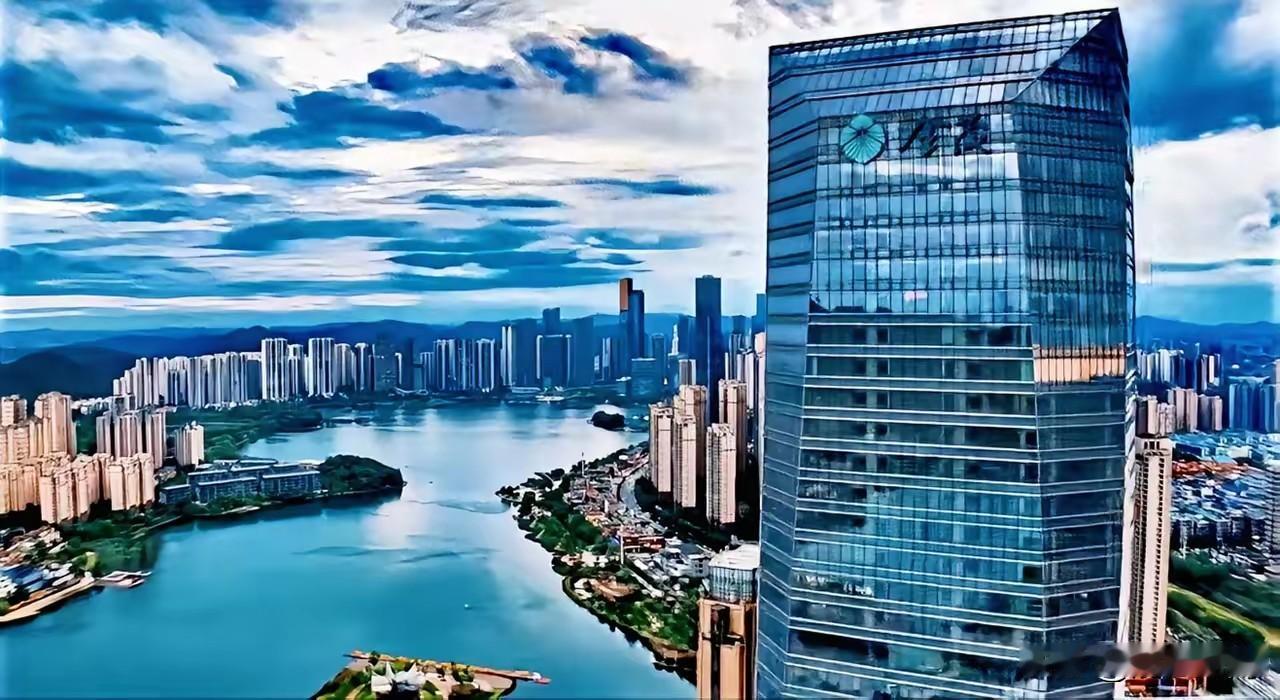很难想象曾经还是农田菜地，需要靠农家乐过日子的梅溪湖，如今已经是国际化的大都市！