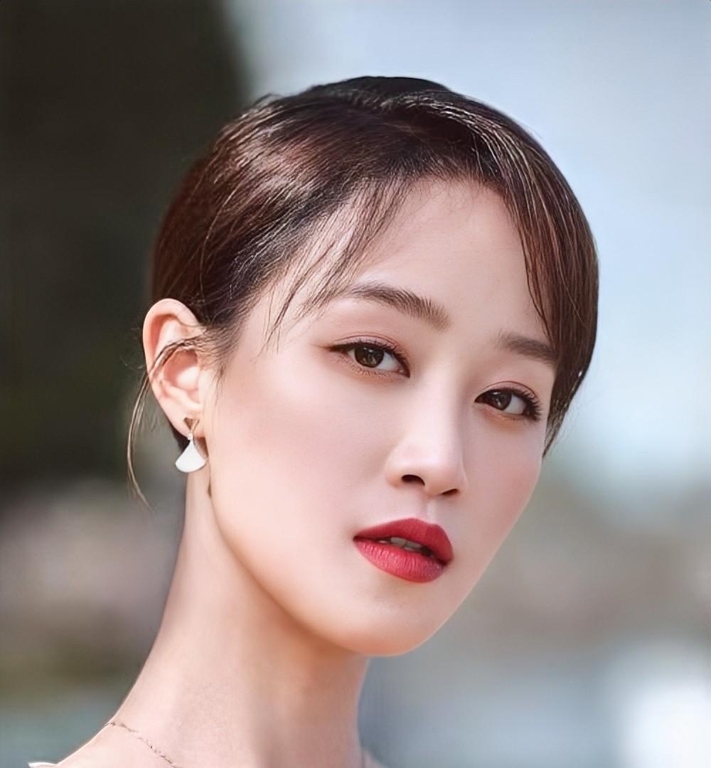 我妈看了蓝盈莹的照片她说：蓝盈莹就适合一个人过你没发现吗？她的眼神儿，老是劲