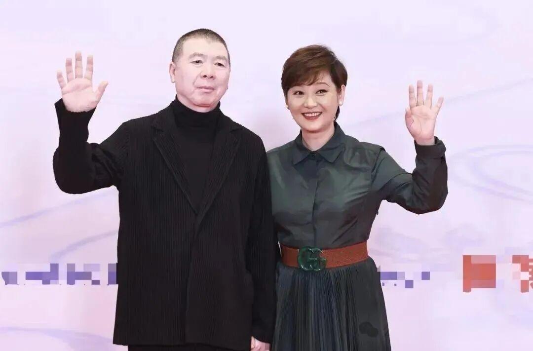 2025年8月，徐帆携养女徐朵在公开场合回应与冯小刚的离婚传闻，明确表示家庭生活