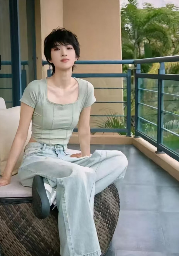 突然发现一件很有意思的事，那些企二代们进入娱乐圈简直就是一箭多雕。就像姚安娜
