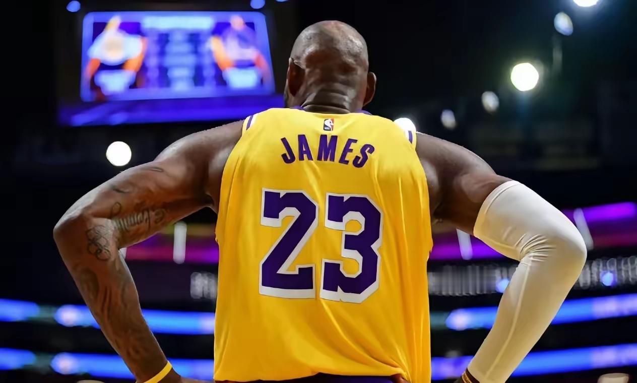 必须服詹姆斯团队的公关实力，湖人彻底被架在火上烤了！说真的，NBA最顶级的操盘