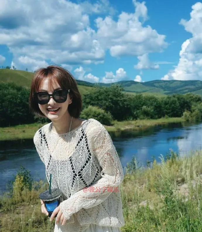 吴昕在内蒙古的旅行记录宛如一部行走的旅游宣传片。蓝天白云映衬下的草原河流散发着天