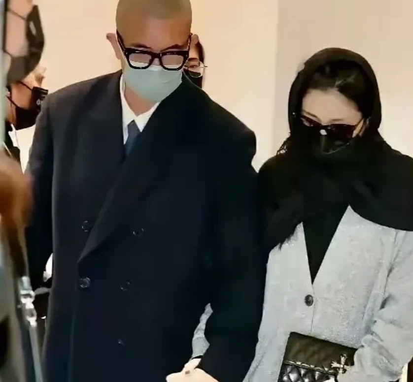 大s为什么总是被汪岚打击的无力还手，给大家举一个例子说一下，就拿最简单的葬礼穿搭