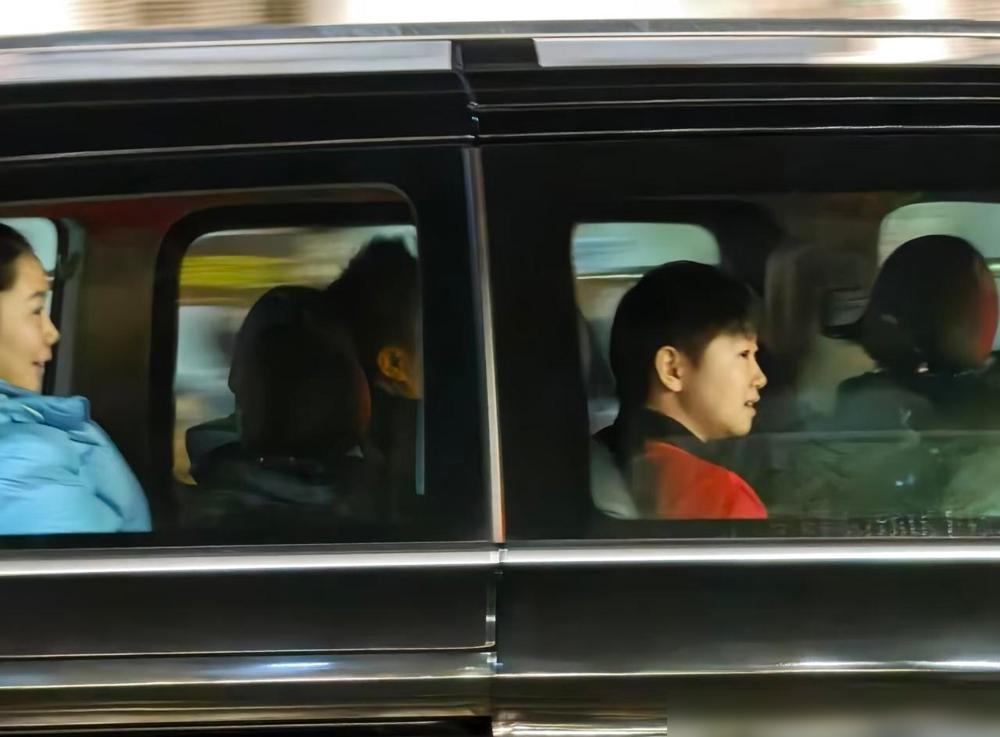 莎莎凌晨三点下班，还要面临即将开始的一天三赛。事情其实很简单：她刚打完到深夜