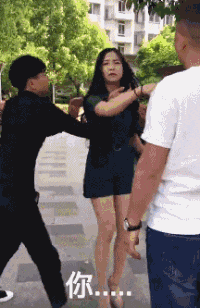 本来就是个喜庆的场面, 你突然的搞笑就更喜庆了 爆笑gif