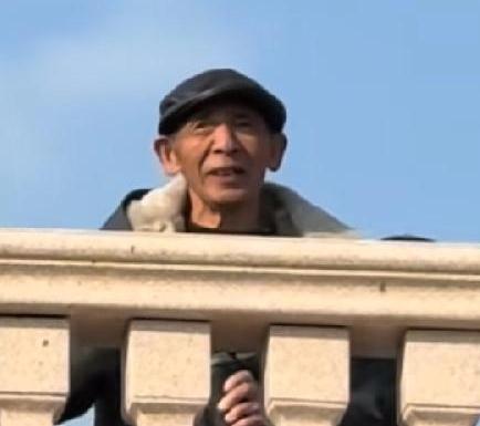 刘强东老爸，在自家楼顶阳台，观看自家举办的“村晚”，专属VIP座位，村里邻居们也