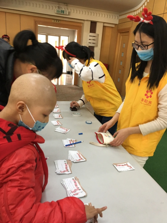 儿童医院里一场特殊的跨年联欢会 温暖了孩子们的心