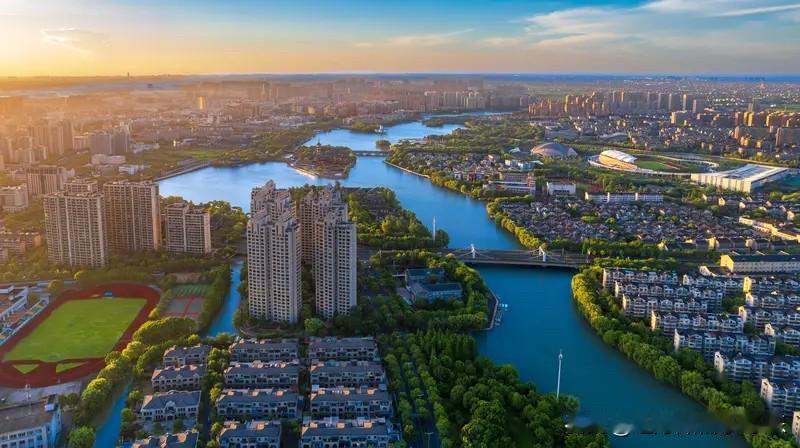 嘉兴房价现在还是在下跌。从11月3日到11月24日，嘉兴楼市的待售二手房数量从