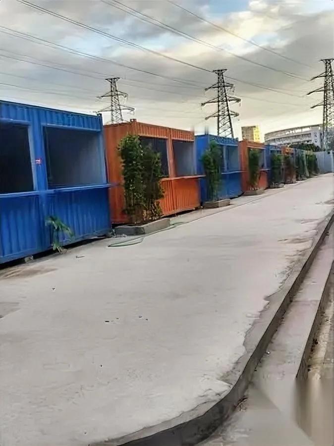 咋回事？夜市摊咋都没动静了？前两年火到不行的地摊经济，现在连停车场改的夜市仓