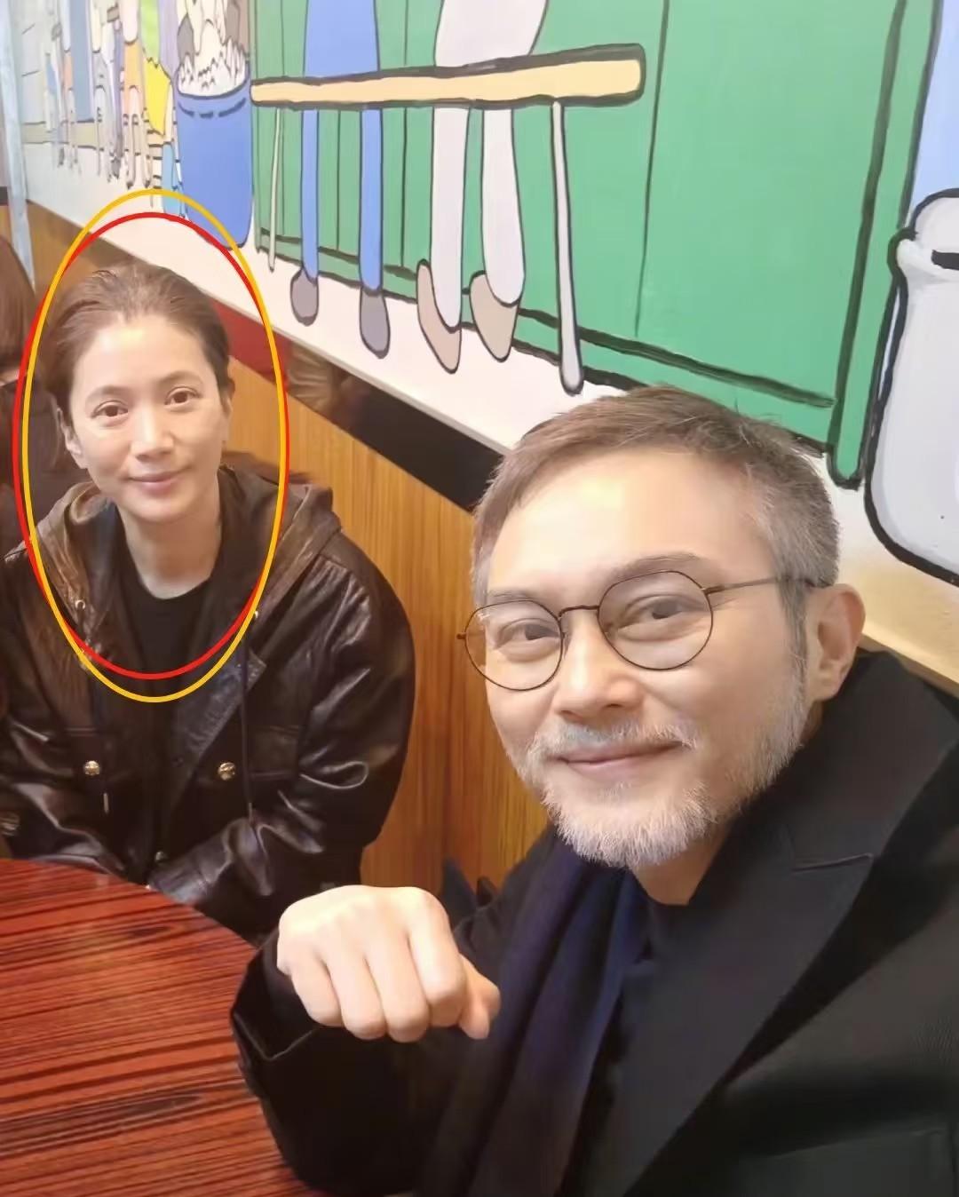 人老感觉就是一瞬间的事，张智霖年轻也是挺板正一爷们儿，现在胡子拉碴一下子老二