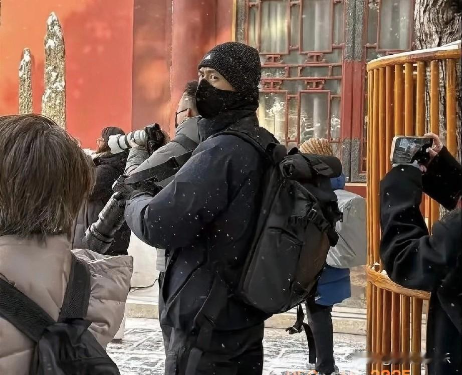 李现故宫踏雪寻美，镜头绘就冬日梦幻长卷！北京初雪轻舞飞扬，李现悄然踏入故宫的