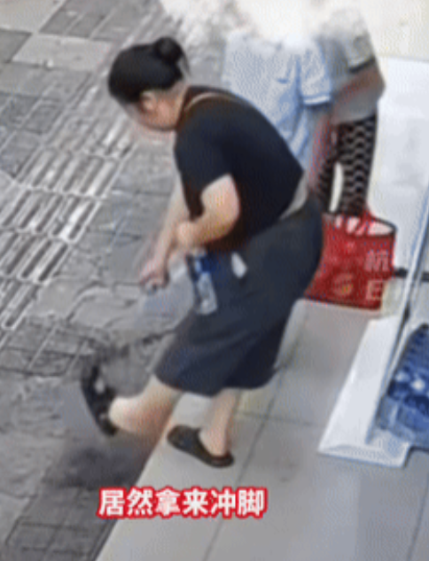 “报应来的太快”！湖南，一女子从爱心冰柜里取水，都以为她是口渴了，谁成想她竟然拿