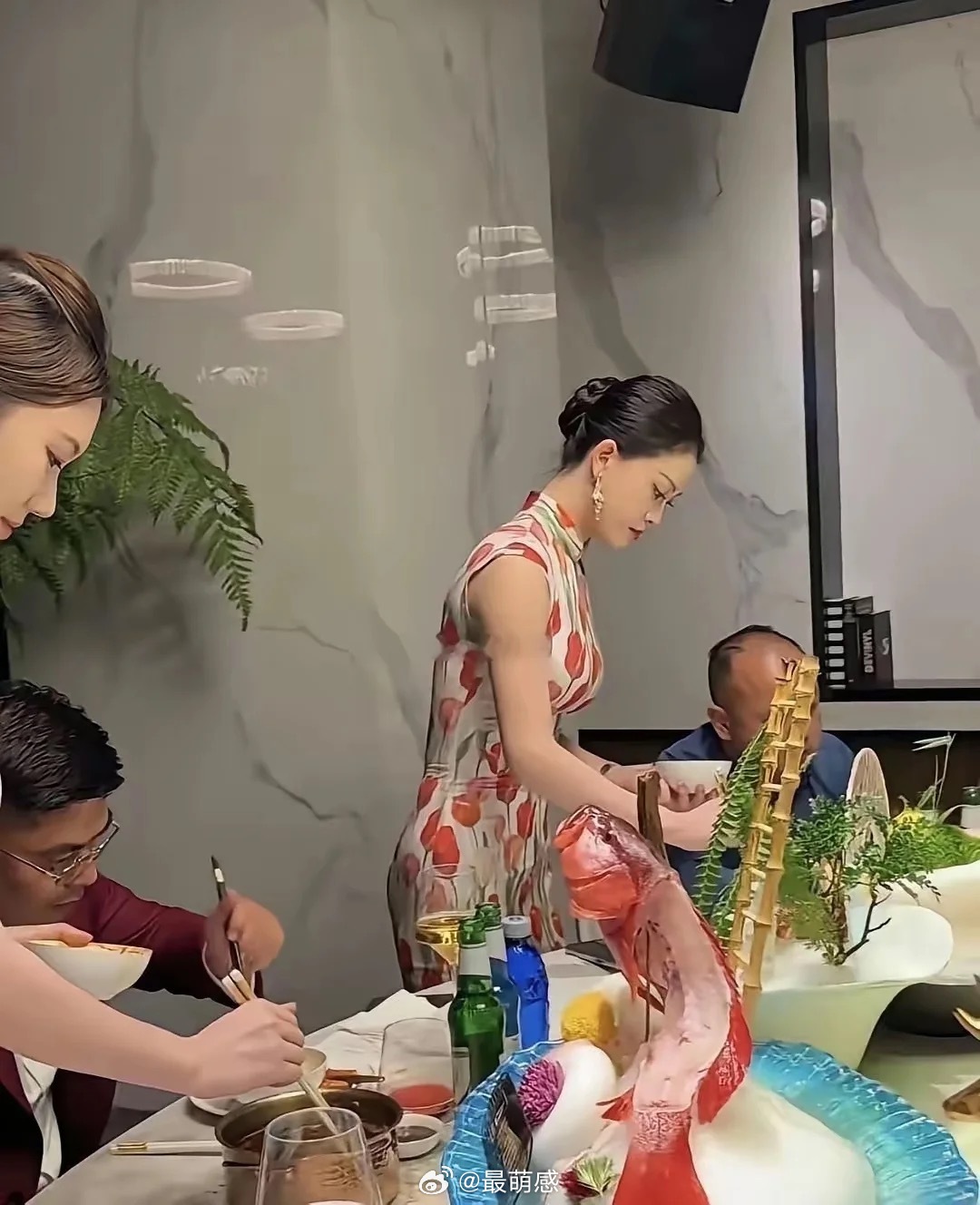 这有钱人的世界真不懂，吃饭都得让人伺候