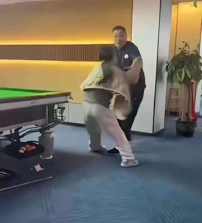 19岁女孩讨3000元工资被老板摔地，嚣张挑衅终遭严惩！广西防城港，19岁