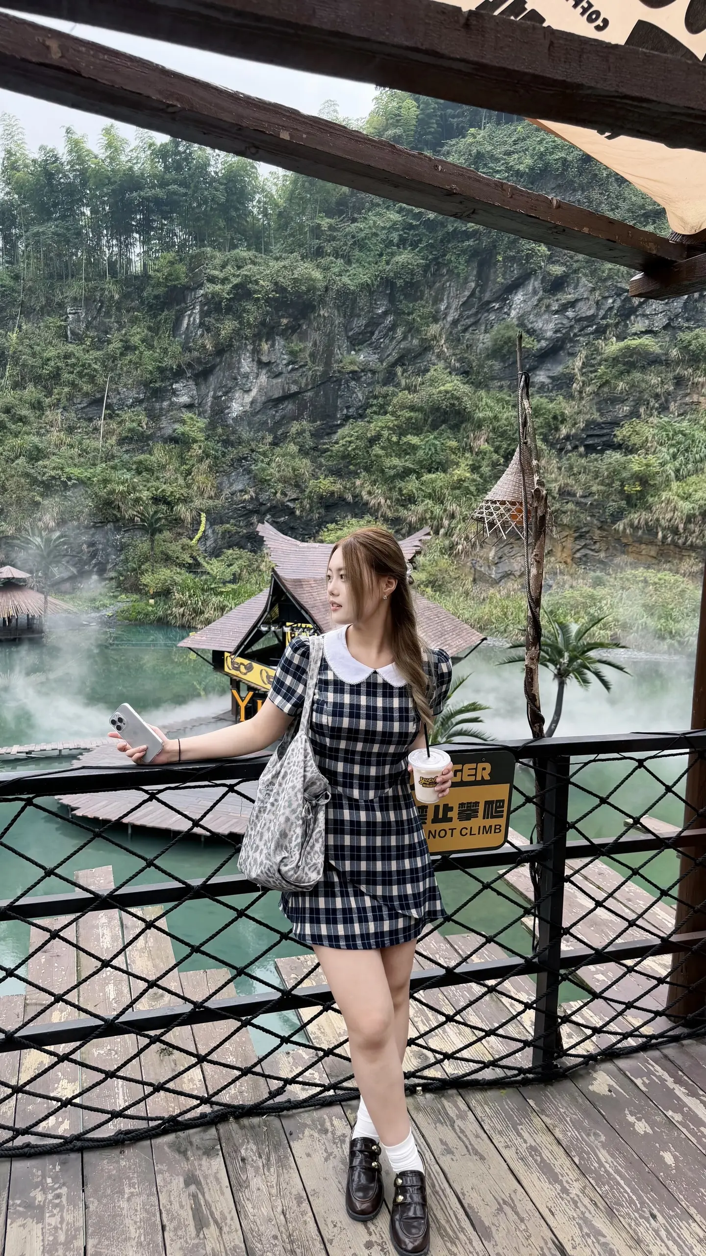 📍安吉余村·瀑布咖啡 谁懂啊！在安吉余村矿坑里，藏着一座小巴厘岛🌿...