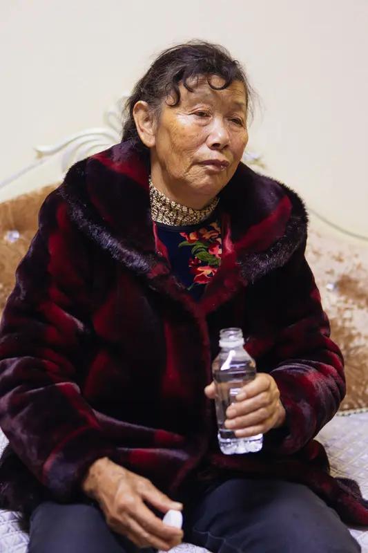 张雪母亲的故事太让人感慨了。她二婚后成了作家，是毕业于厦门大学的高知。她为儿子付