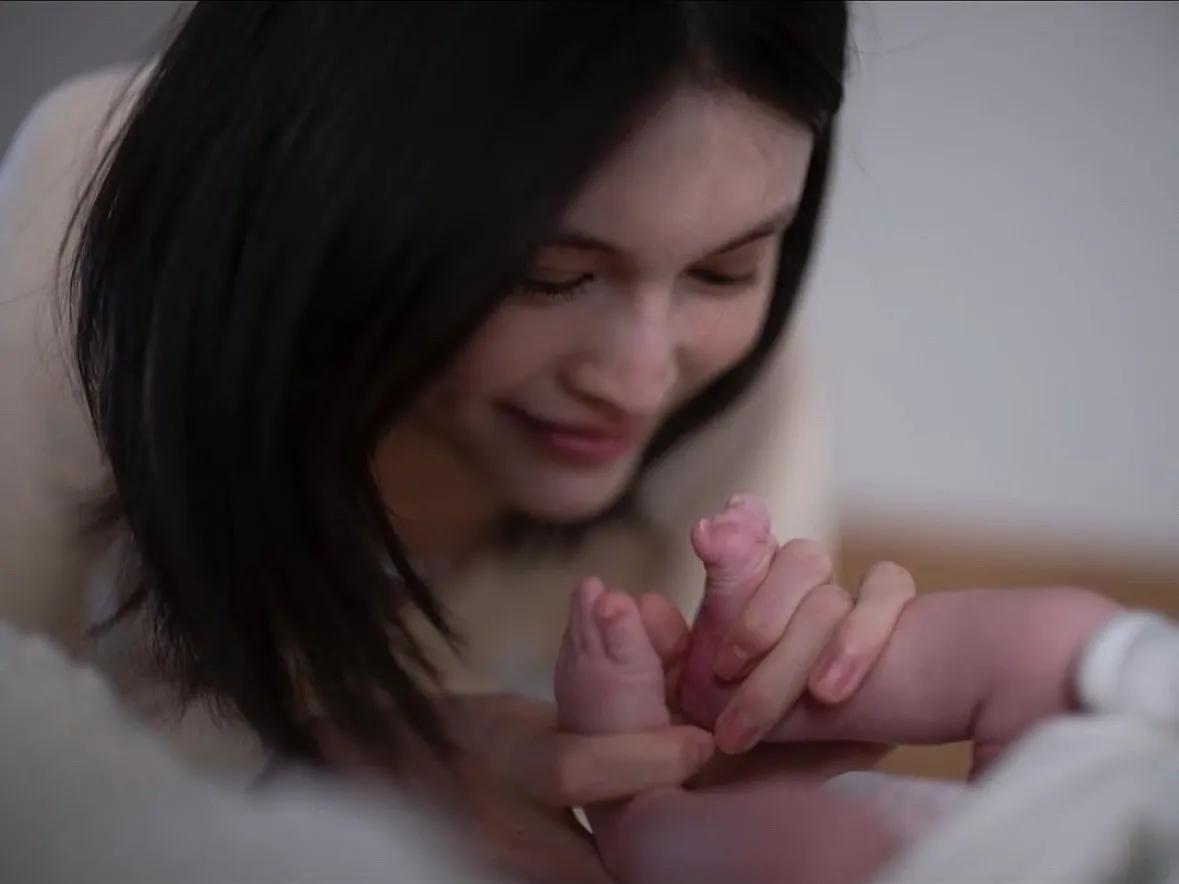 谁懂啊！2026年初何穗突然晒照，陈伟霆抱着儿子的画面也太治愈了吧！照片里的