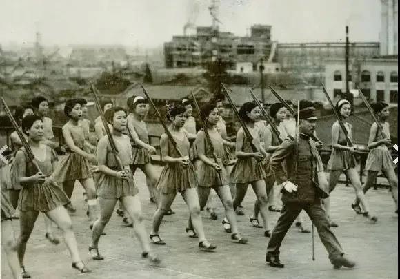 很多人不知道画面中日军组织的这支女子部队叫什么名字，为什么要穿成这样。这种队