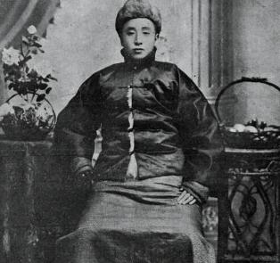 他饿得走投无路之下，偷溜进当地一户大户人家偷吃，却被女主人孙寡妇发现。可他却没被