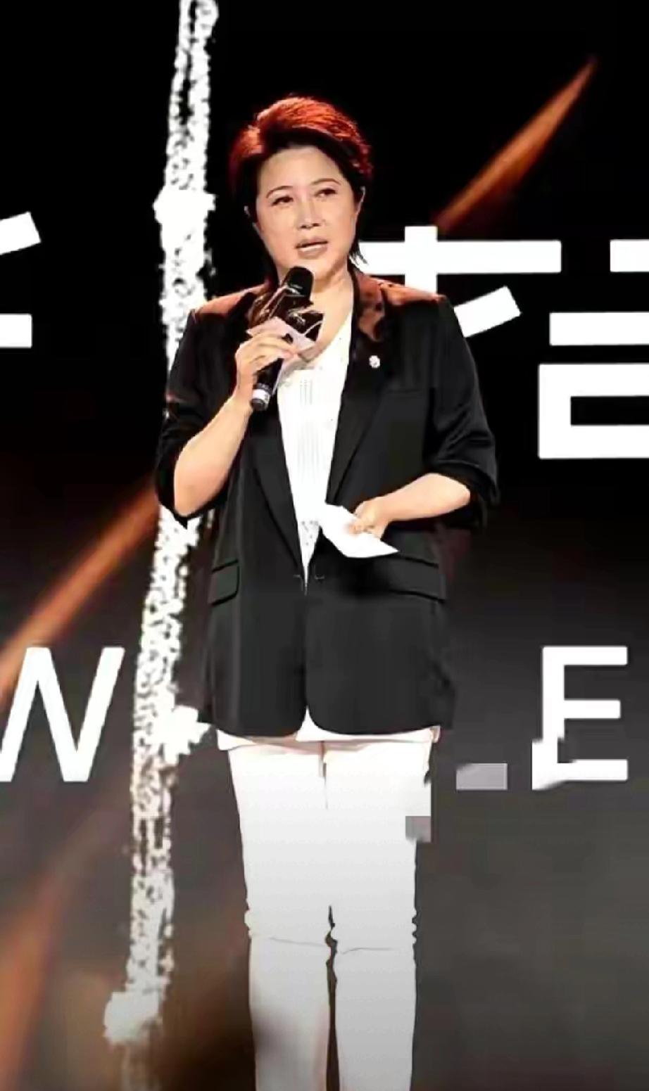 53岁颜丙燕近况曝光！无惧年龄差，与小20岁男友相恋6年超幸福53