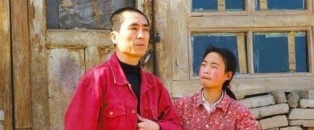 1999年，张艺谋捧红了农村女孩魏敏芝。拍完戏后，魏敏芝想进演艺圈，张艺谋却不同