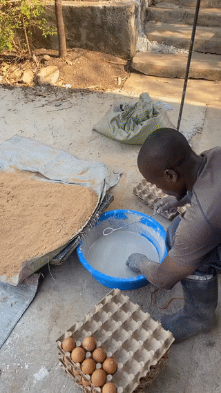 河南一男子在非洲某国的中资工地打工的时候，因为太想念家乡“变蛋”的味道。竟然教