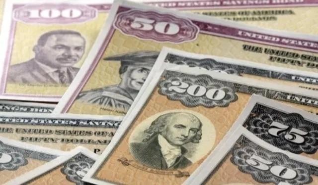 谁都没想到，一位前美联储官员退休前说：美国国债快崩了，全靠中日英法硬接。他透露，