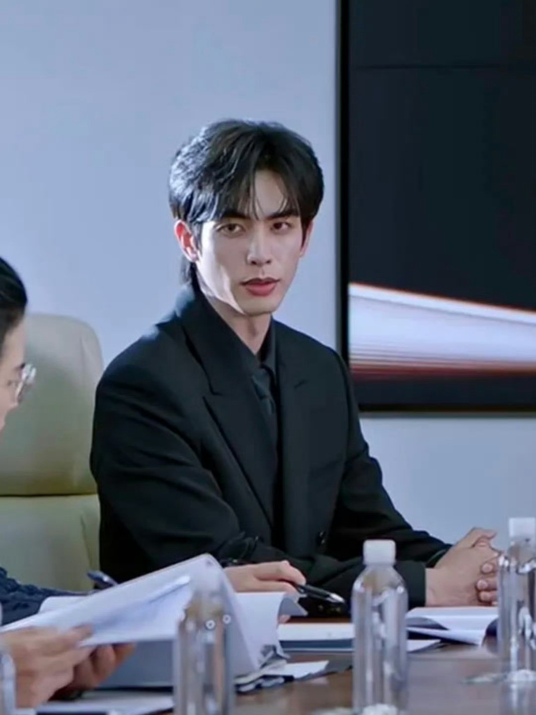 宋威龙跟古力娜扎一个毛病，剧外美颜盛世，剧内木头一根，前者脸部越来越粗，后者五官