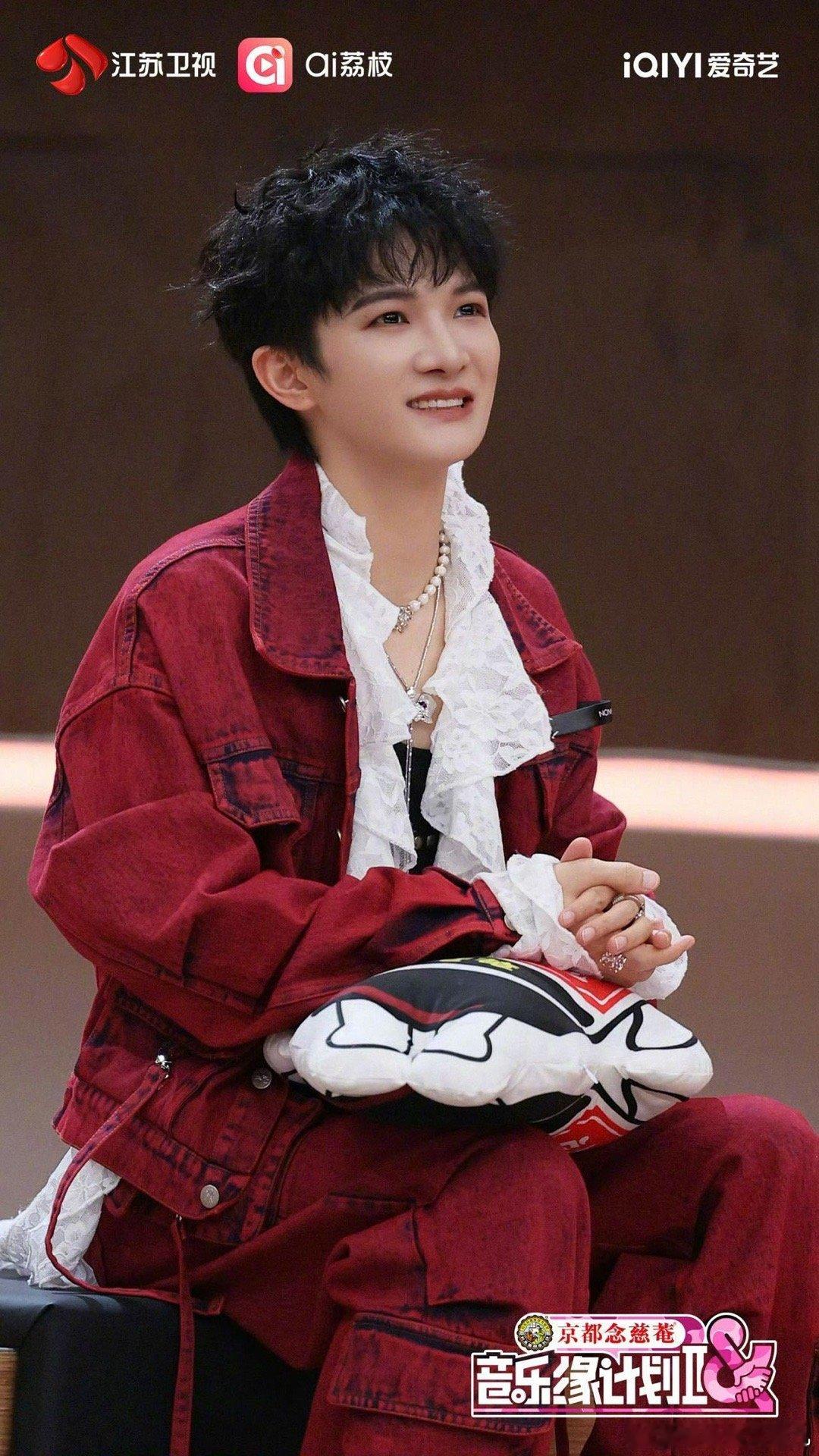 看到周深以卷毛造型亮相，就知道今晚要解锁新神级舞台了！这个造型向来都是精彩演出的